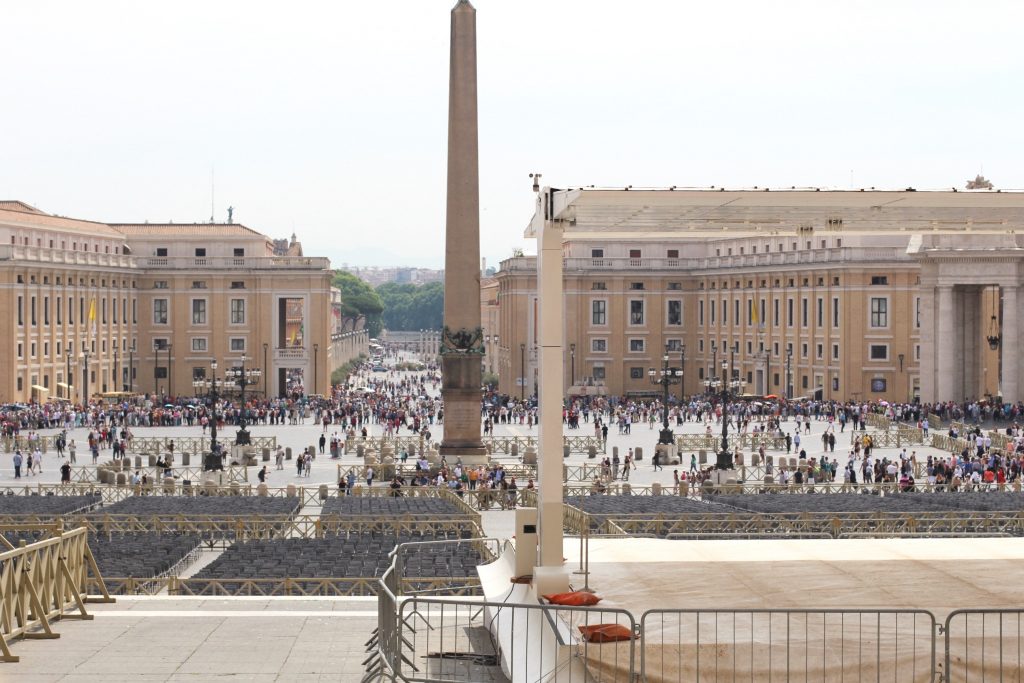Ashley from Two Peas in a Prada shares 10 things you must do in Rome. 