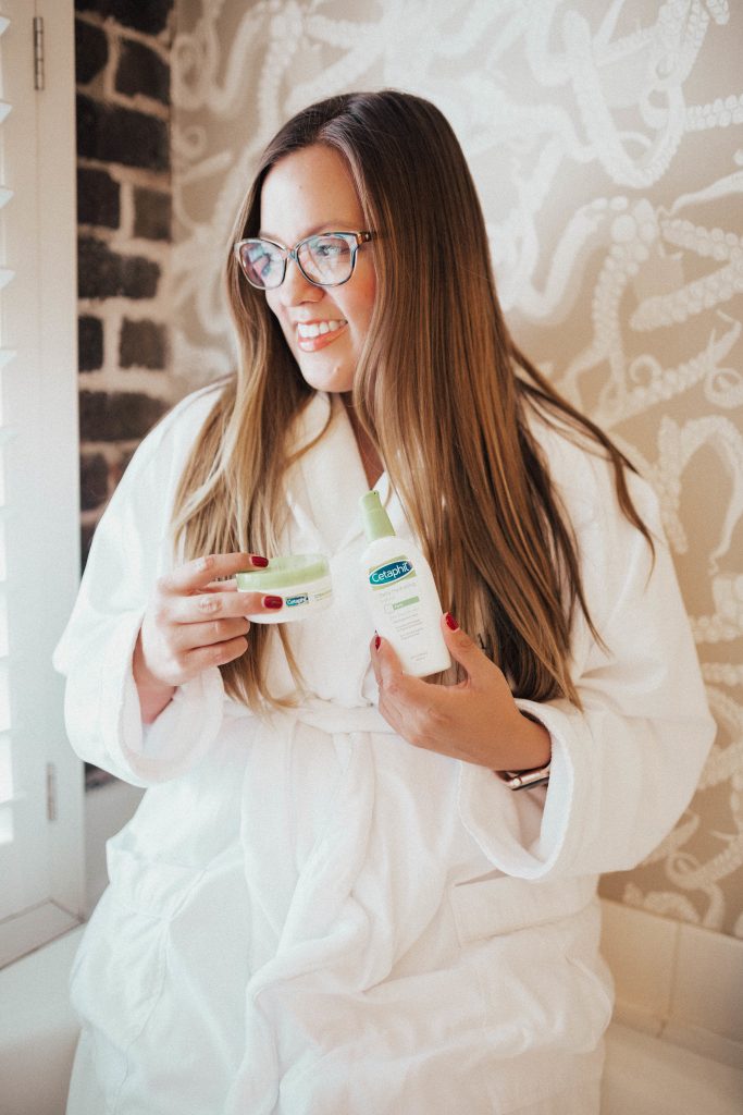 Ashley Zeal from Two Peas in a Prada has teamed up with Cetaphil to talk all about changing up your routine for cold weather skincare. 