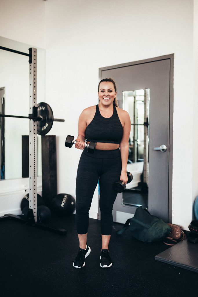 Ashley Zeal from Two Peas in a Prada shares her top 5 workout pants. Featuring: Zella, Outdoor Voices, Michi, Splits59 and Alo Yoga. 