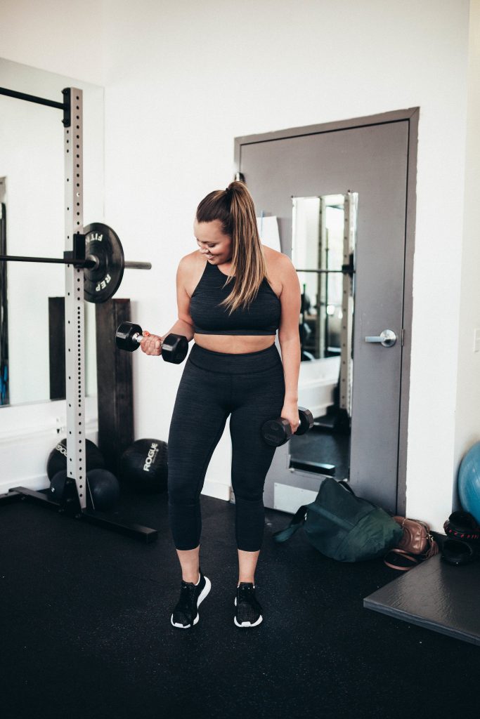 Ashley Zeal from Two Peas in a Prada shares her top 5 workout pants. Featuring: Zella, Outdoor Voices, Michi, Splits59 and Alo Yoga. 
