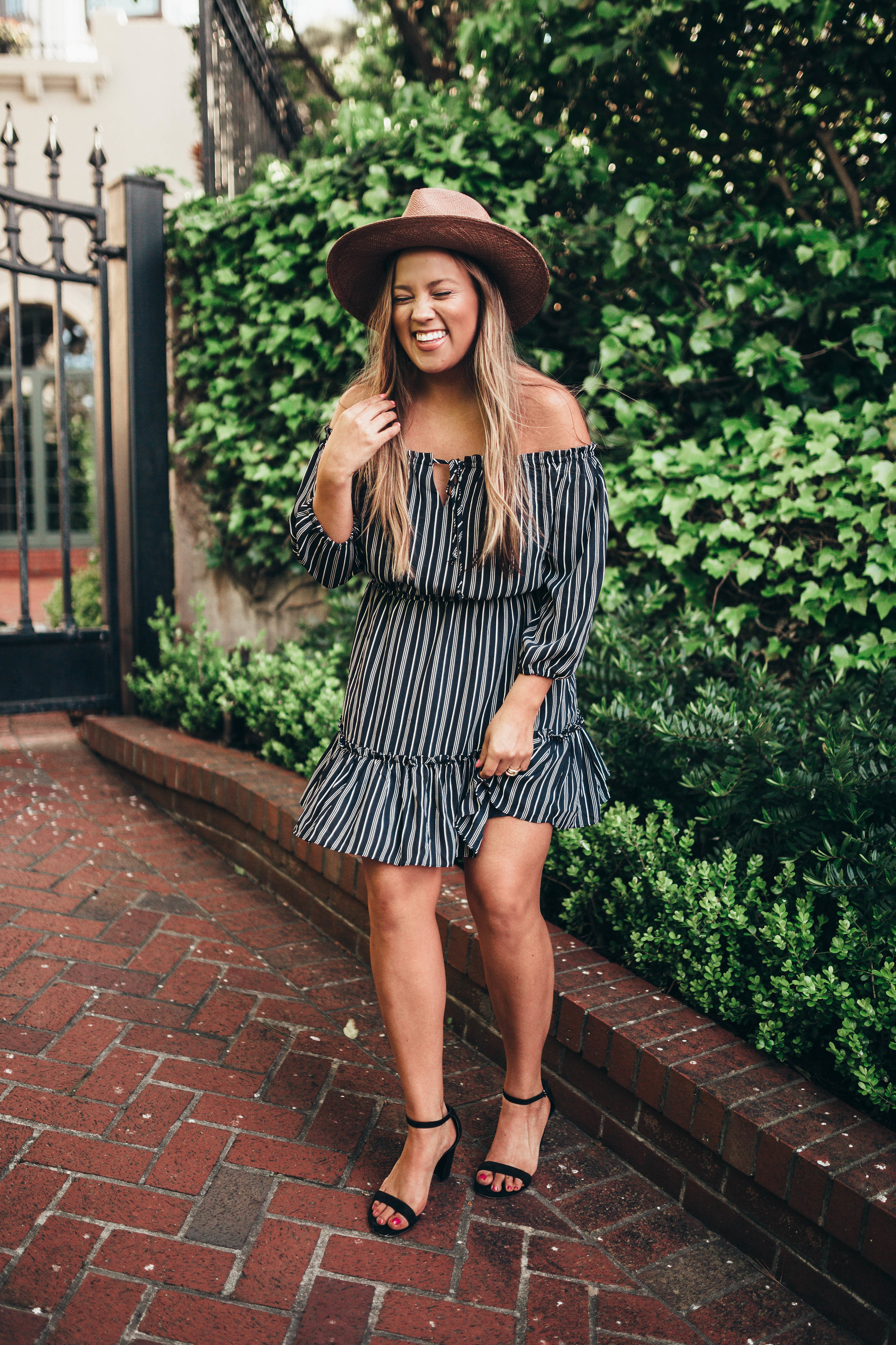 Ashley Zeal from Two Peas in a Prada shares her outfits that she is packing for the Reward Style Conference held in Dallas, TX. 