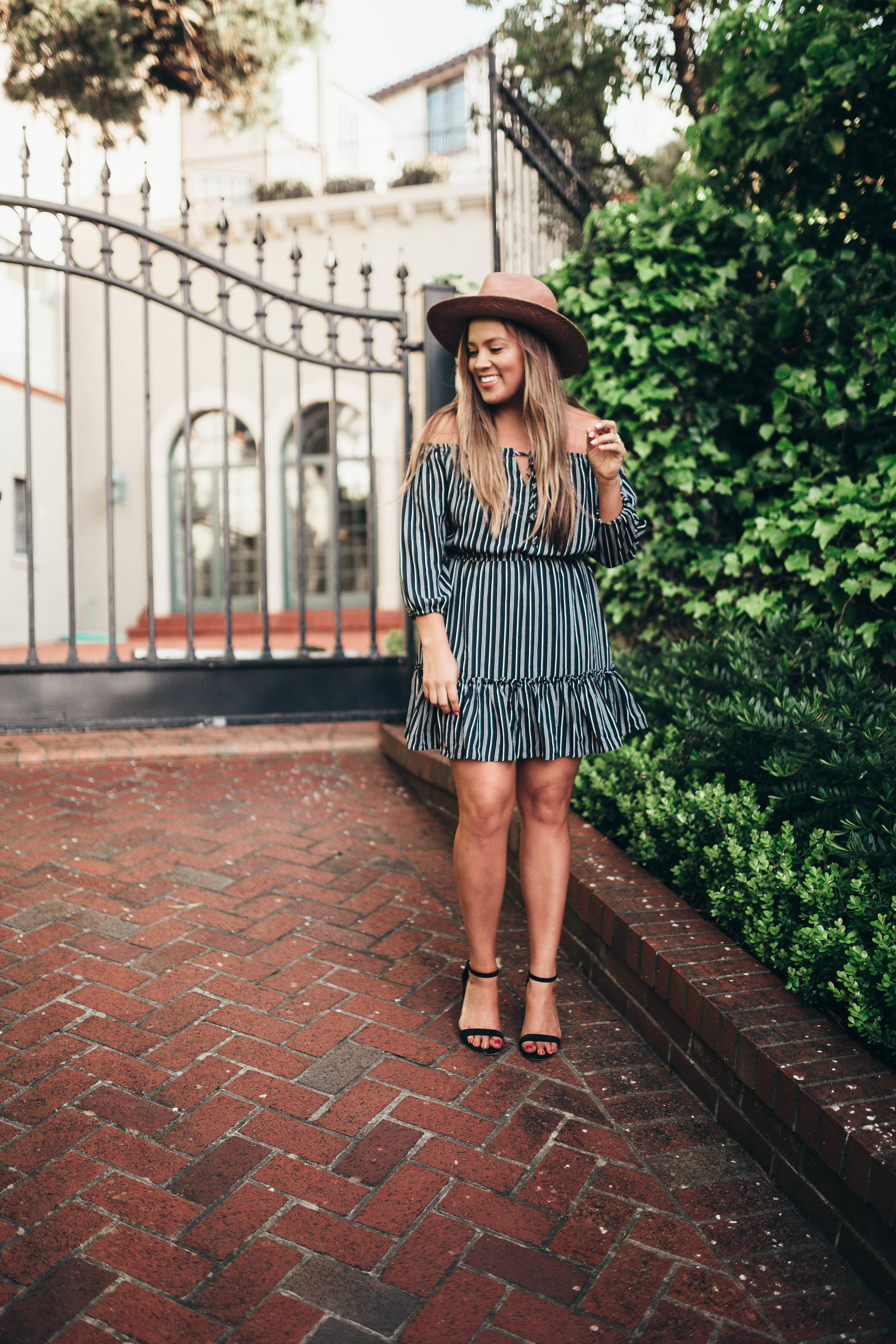 Ashley Zeal from Two Peas in a Prada shares her outfits that she is packing for the Reward Style Conference held in Dallas, TX. 