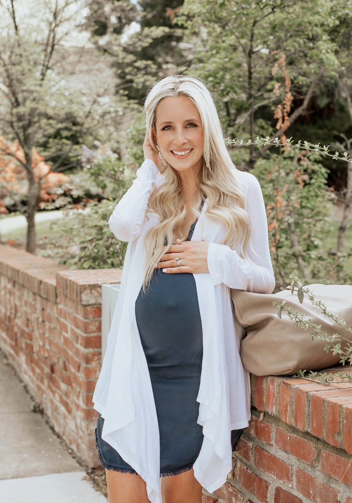 Emily Farren Wieczorek of Two Peas in a Prada talks about one of her favorite brands - Splendid - via Zappos and wears their navy tank dress and white cardigan. 