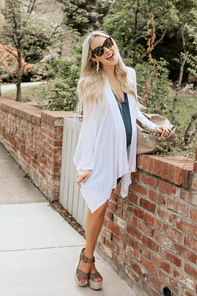 Emily Farren Wieczorek of Two Peas in a Prada talks about one of her favorite brands - Splendid - via Zappos and wears their navy tank dress and white cardigan. 