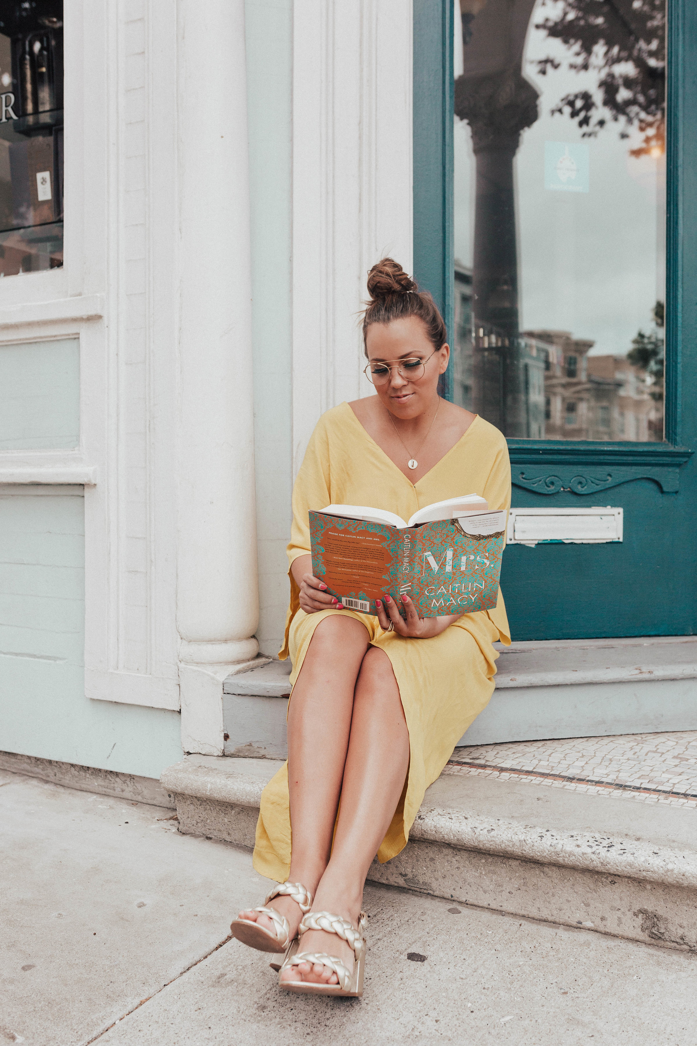 Ashley Zeal from Two Peas in a Prada shares What to Read this Summer. Featuring all the top summer reads and her latest book recommendations. 