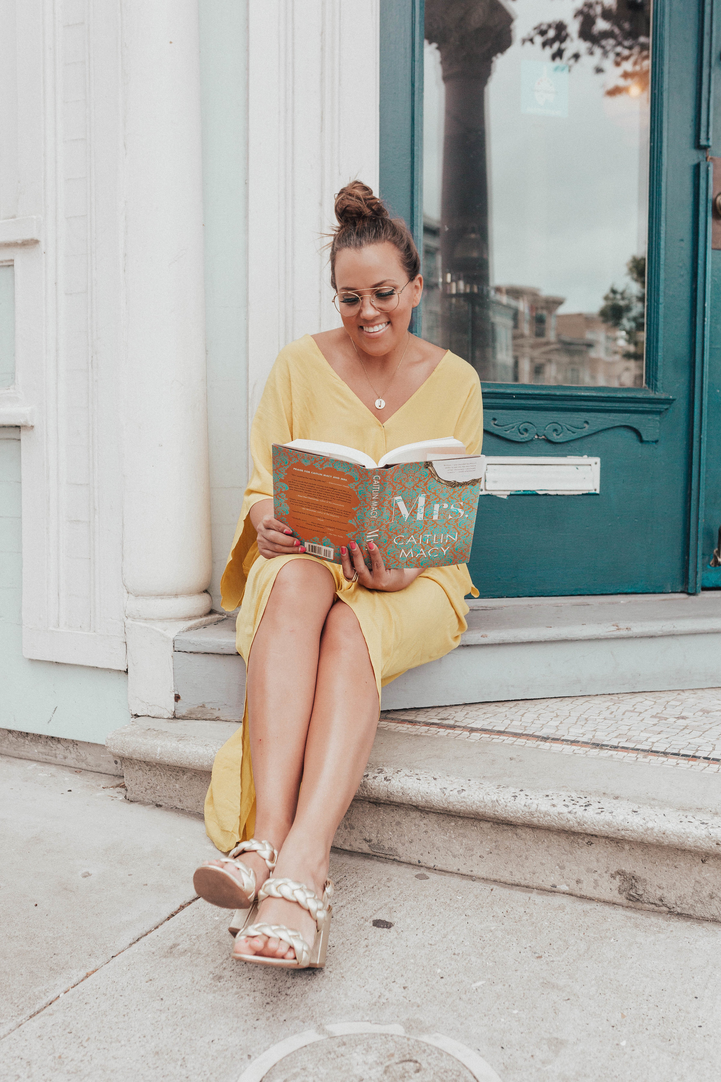 Ashley Zeal from Two Peas in a Prada shares What to Read this Summer. Featuring all the top summer reads and her latest book recommendations. 