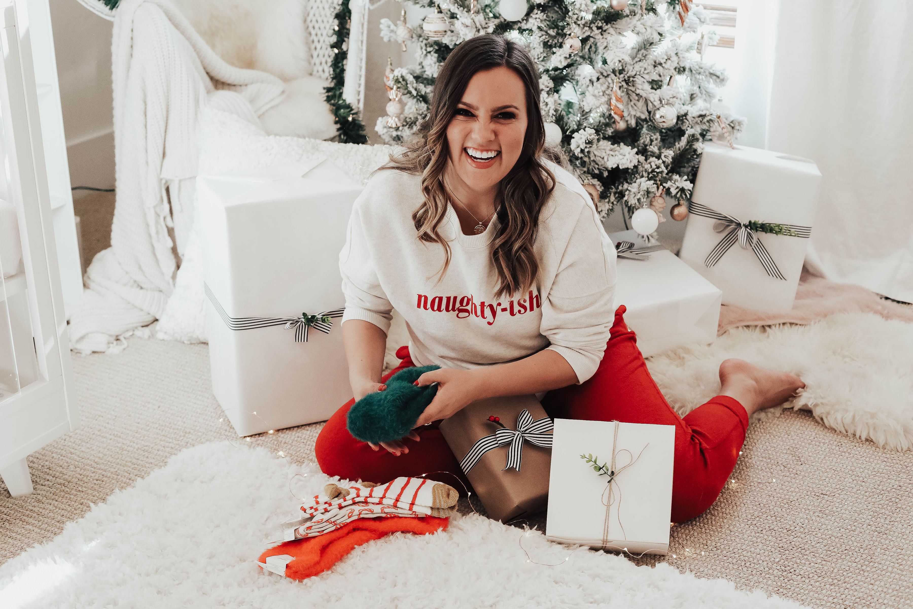 San Francisco blogger, Ashley Zeal shares a cozy Aerie gift guide. Featuring the best and most cozy items to give as gifts this holiday season. 