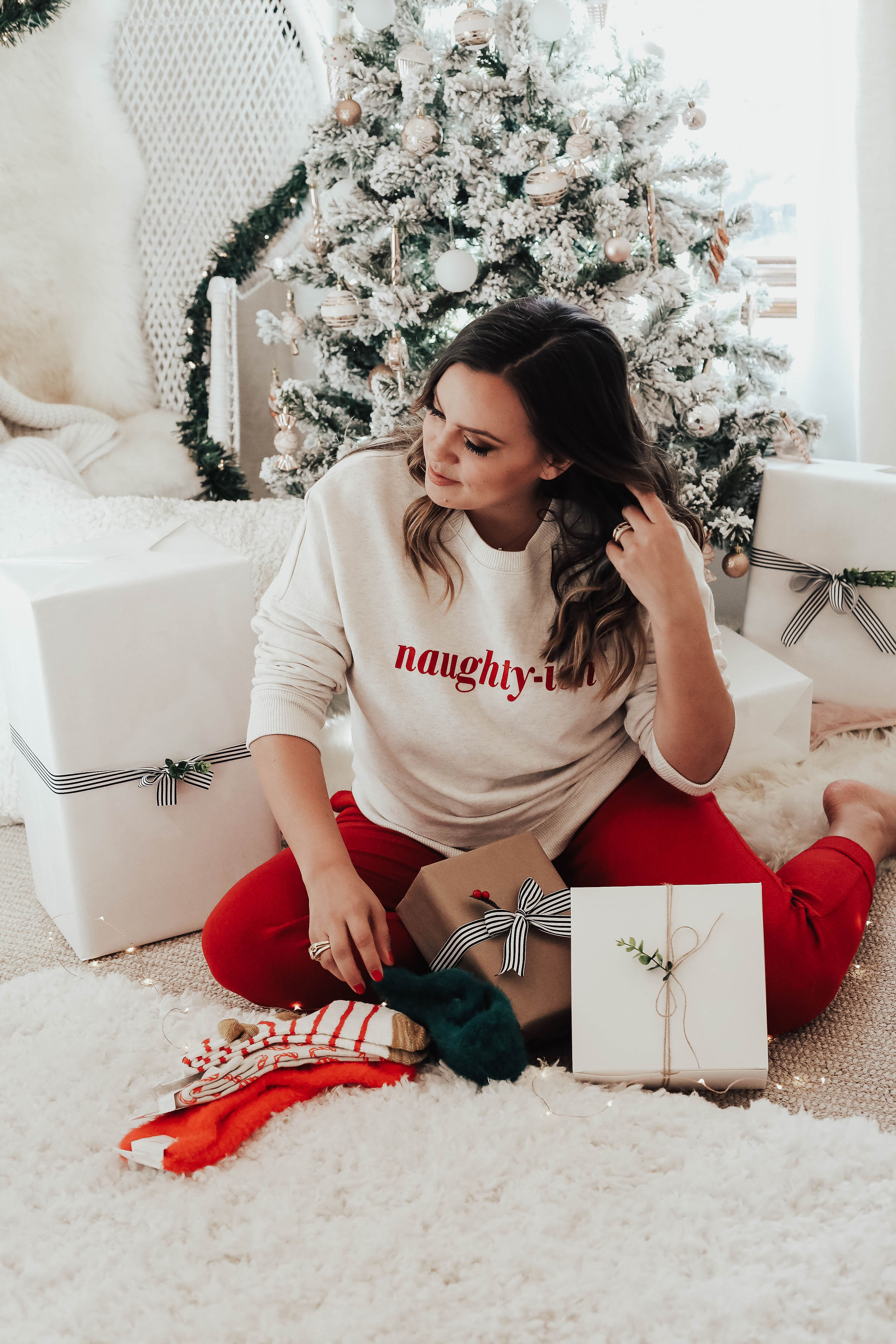 San Francisco blogger, Ashley Zeal shares a cozy Aerie gift guide. Featuring the best and most cozy items to give as gifts this holiday season. 