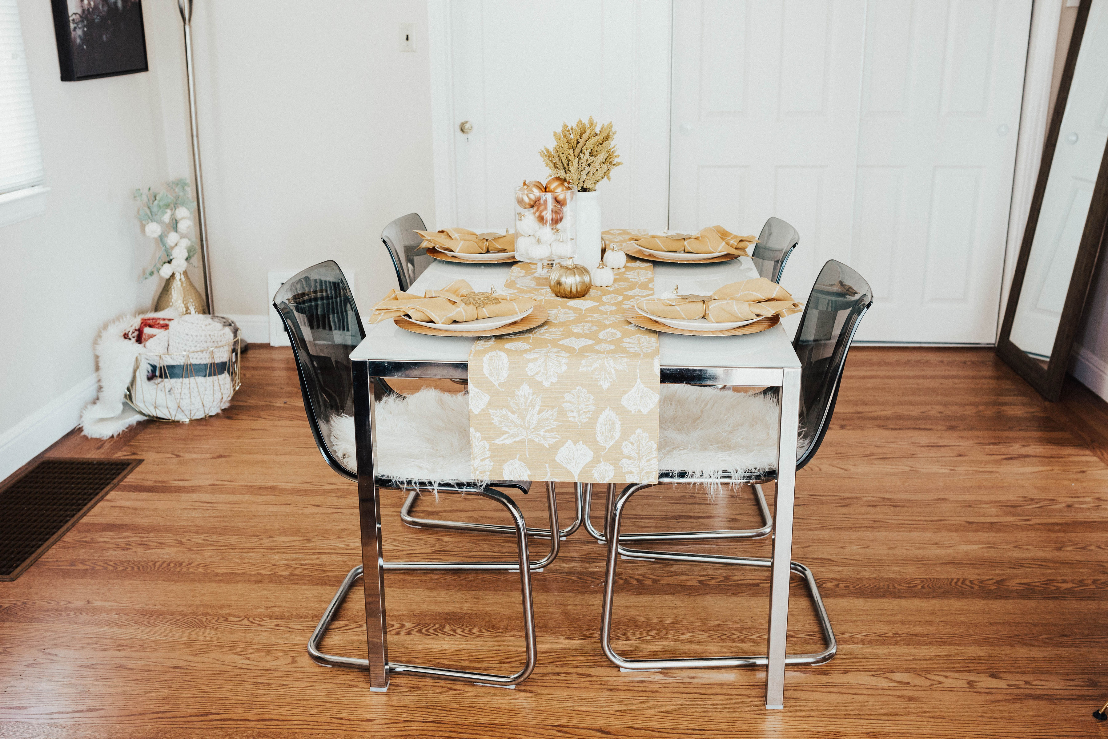 Bloggers Ashley Zeal and Emily Wieczorek share a hostess gift guide 2018. They are sharing all the best gifts to bring your Thanksgiving hostess.