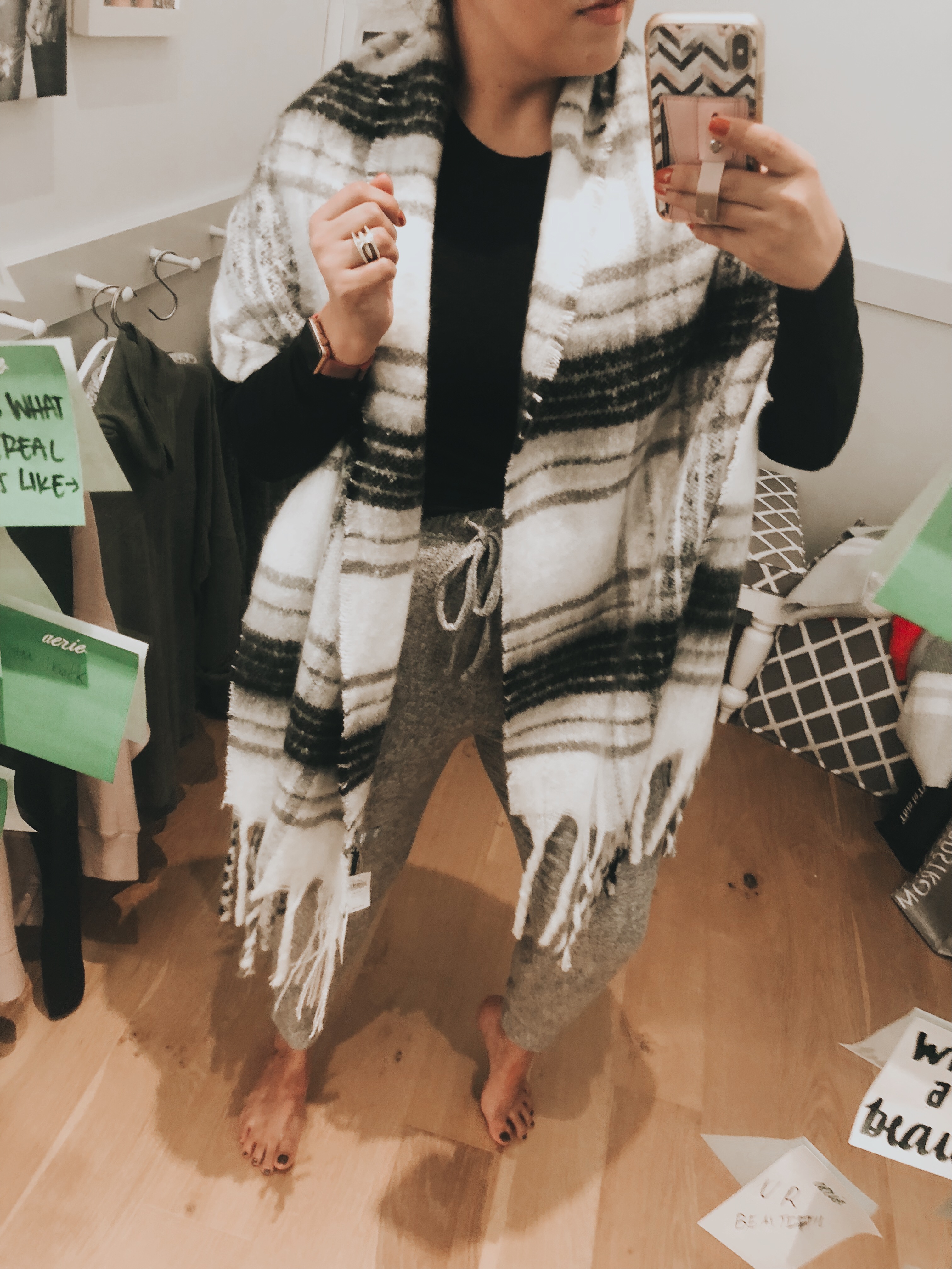 San Francisco Blogger, Ashley Zeal, from Two Peas in a Prada takes you inside the the dressing room for an Aerie Try On Session.