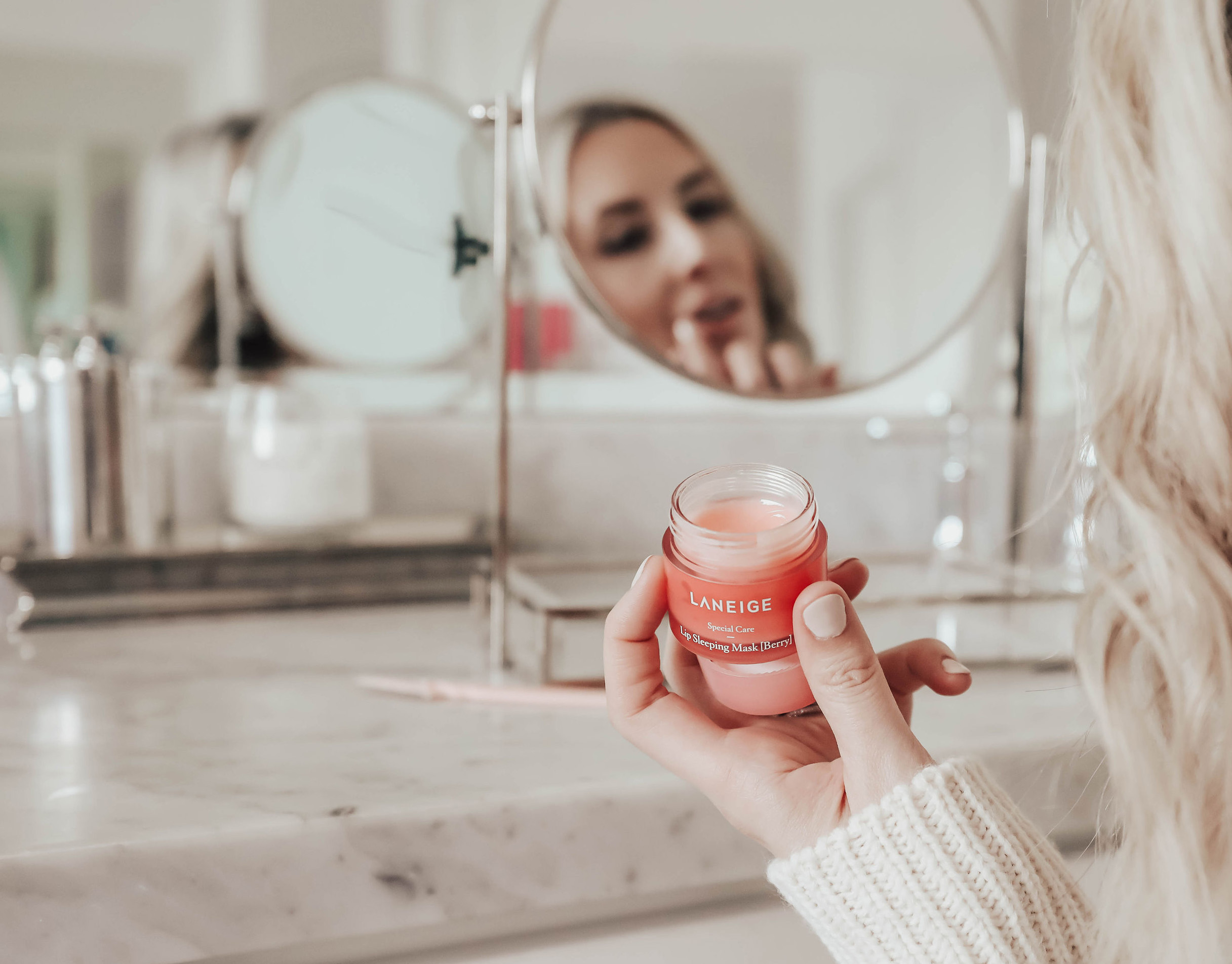 Reno, Nevada Blogger Emily Farren Wieczorek talks about dermaplaning with the tinkle and how to combat dull, dry, lip skin by shaving your lips.