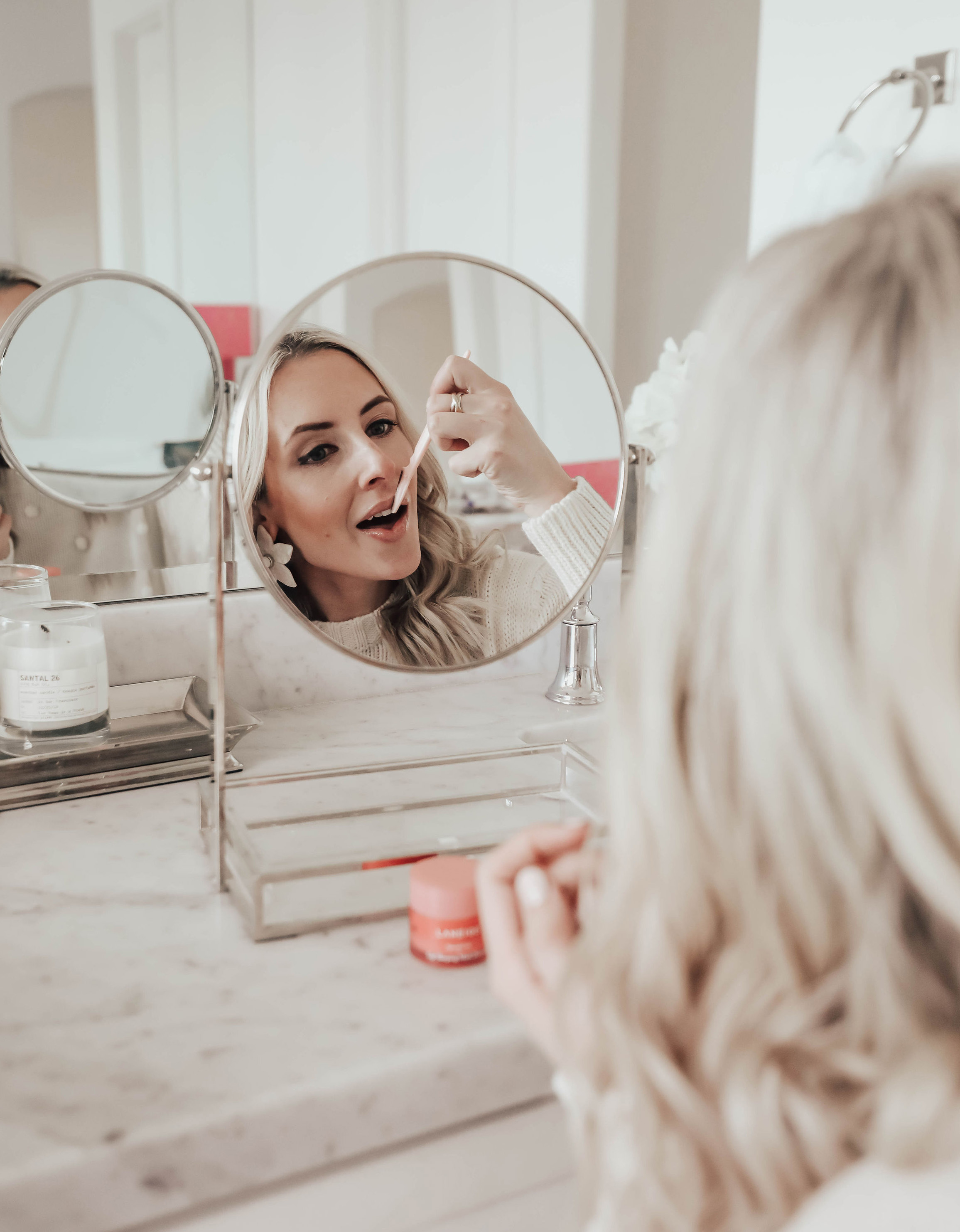 Reno, Nevada Blogger Emily Farren Wieczorek talks about dermaplaning with the tinkle and how to combat dull, dry, lip skin by shaving your lips.