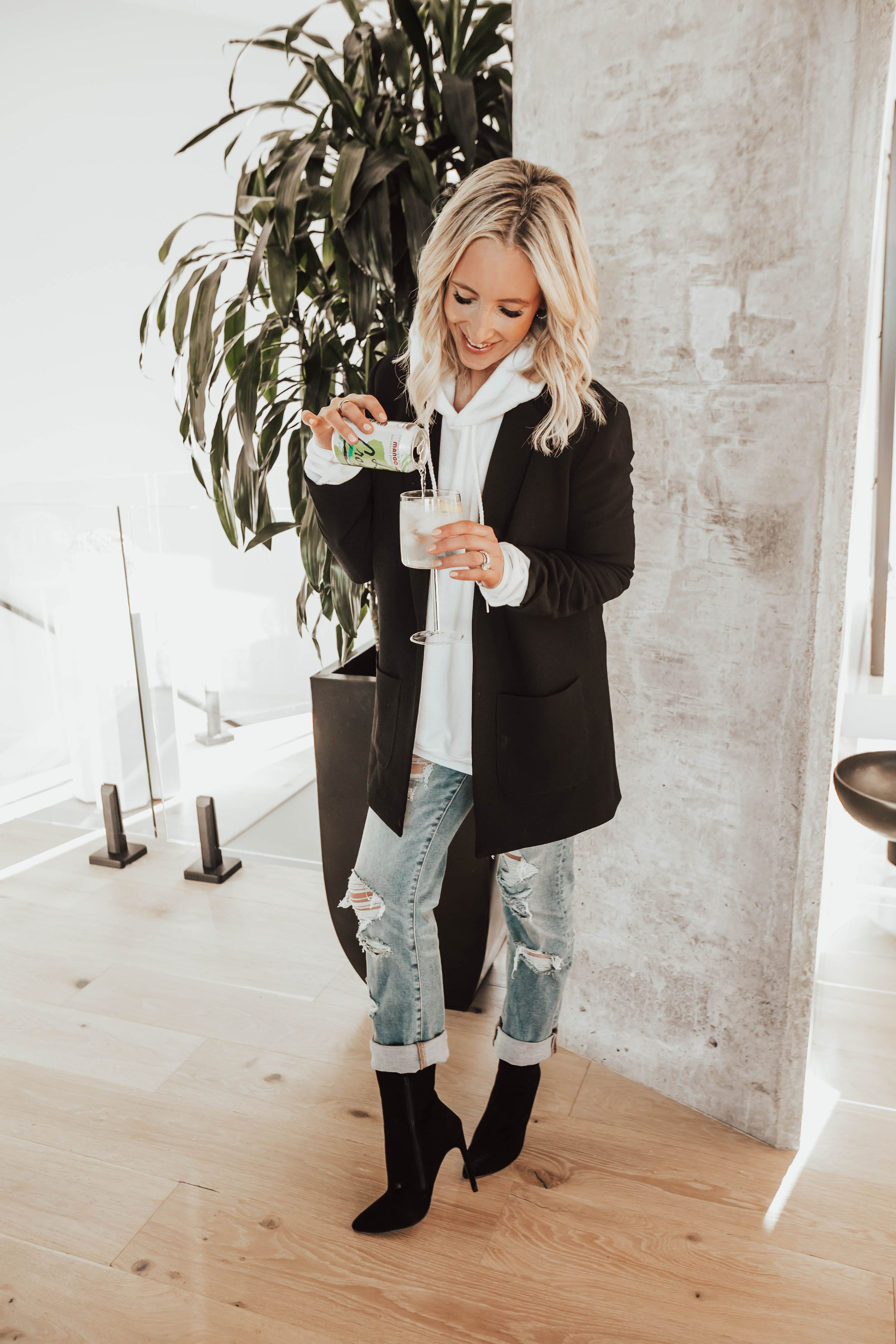 Emily Farren Wieczorek of the lifestyle blog Two Peas in a Prada talked about how she stopped drinking and how it helped her productivity. 