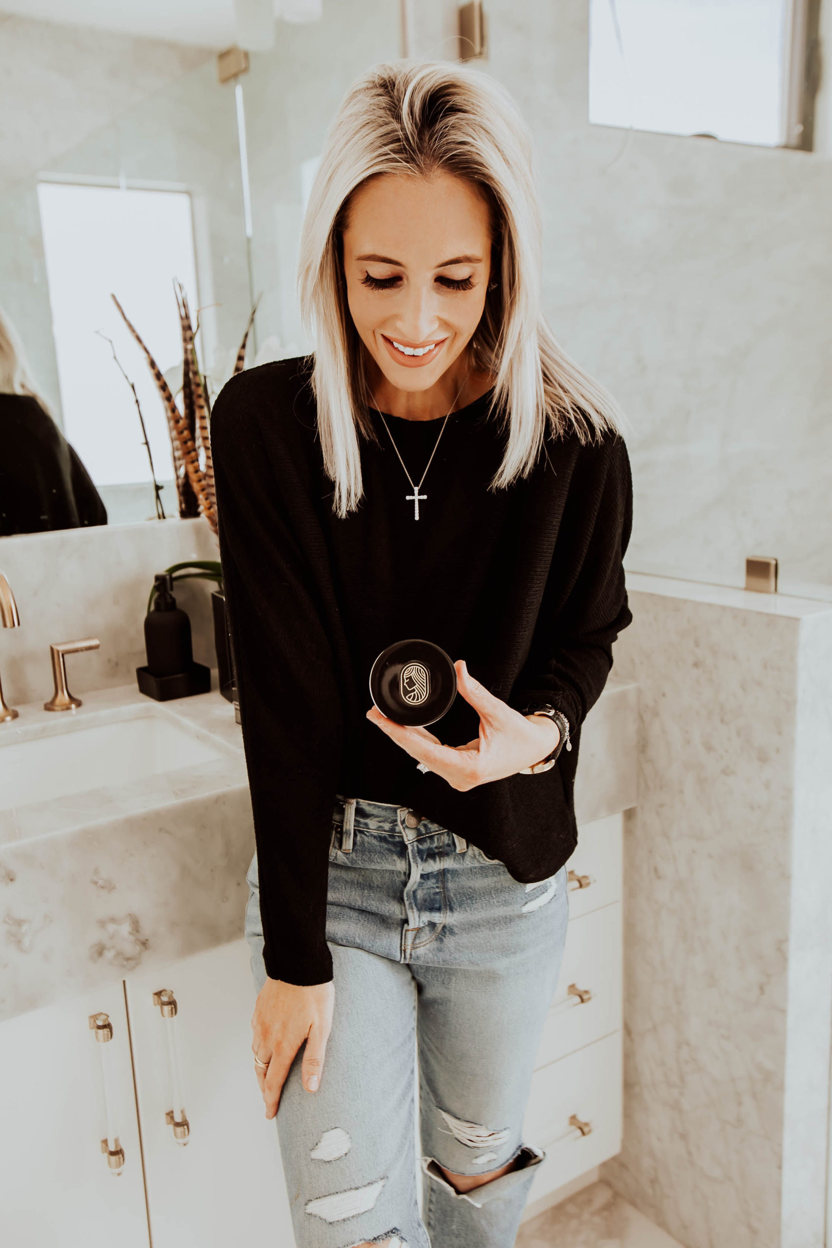 Emily Farren Wieczorek of the fashion blog, Two Peas in a Prada shares her experience with Equilibria CBD. She shares how she takes it and why she loves it! 