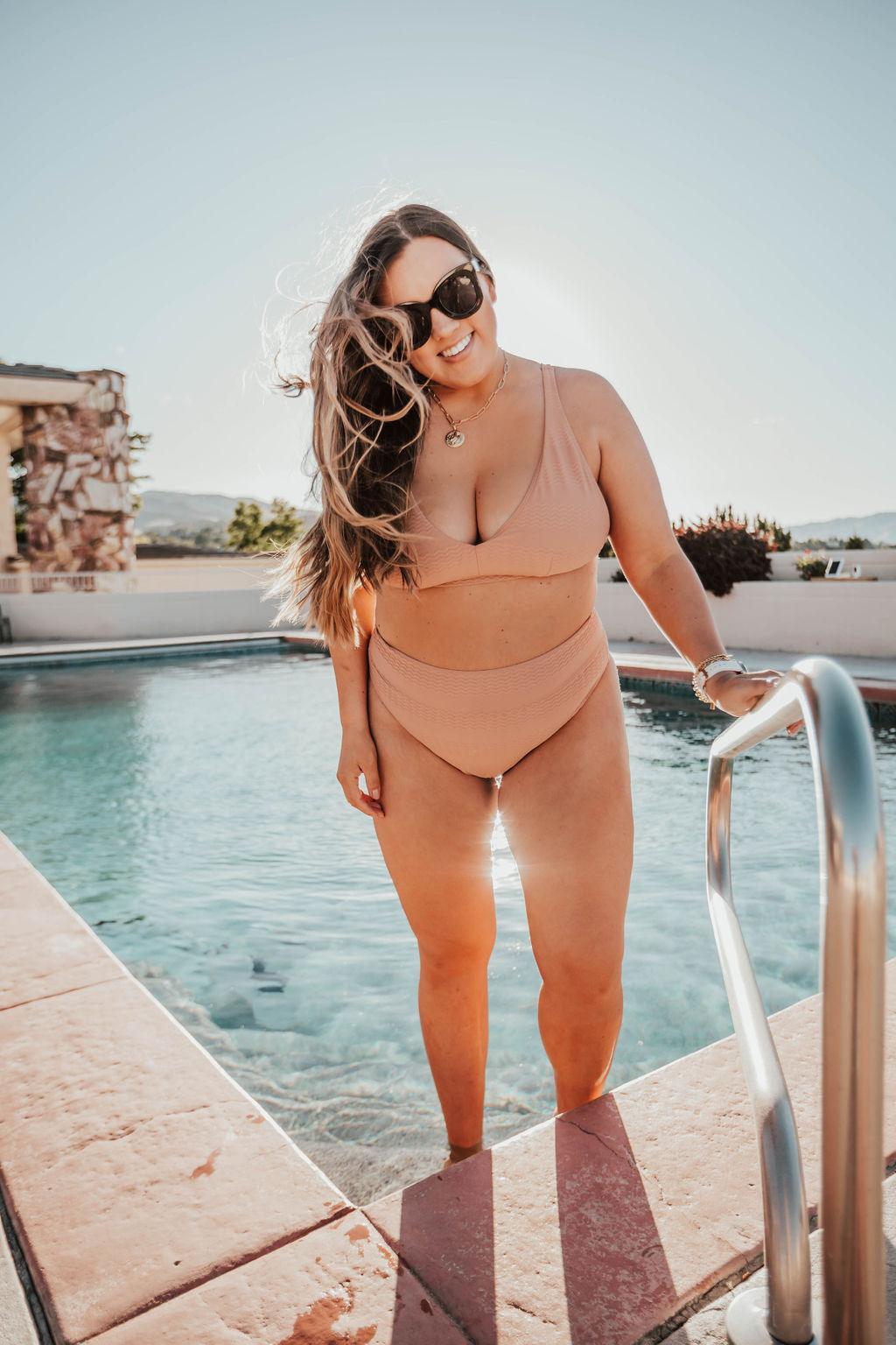 Reno blogger, Ashley Zeal from Two Peas in a Prada shares the best curvy girl swimsuits 2020. She is sharing the most flattering one and two-piece suits for any body type!